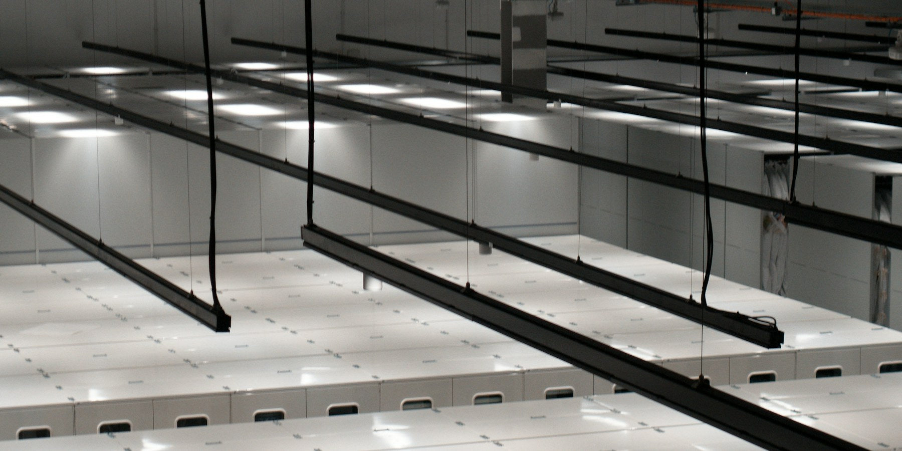 Sala de data center con filas de gabinetes de servidores (imagen ilustrativa)