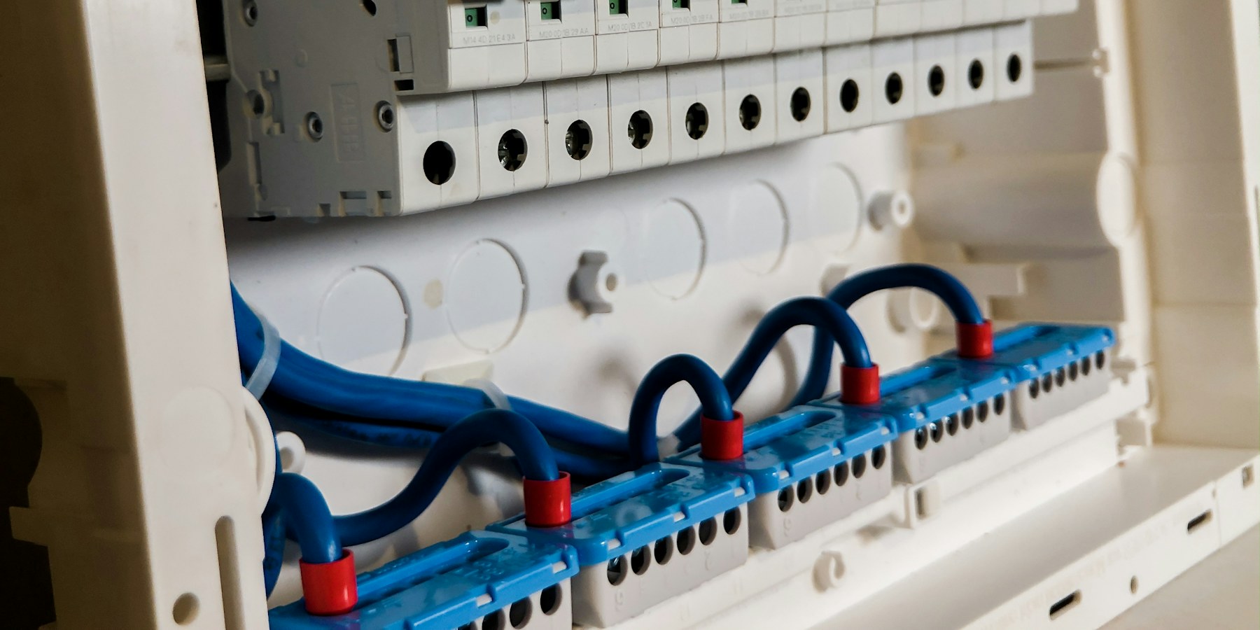 Tablero eléctrico con interruptores y cableado (imagen ilustrativa)