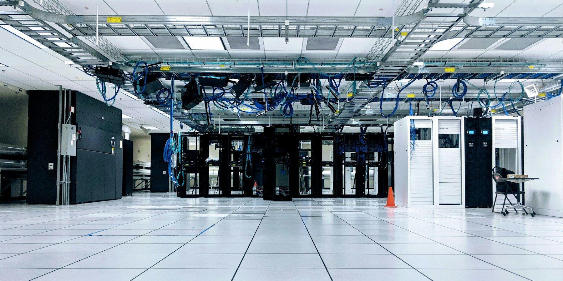 Sala de data center con racks y bandejas de cableado (imagen ilustrativa)