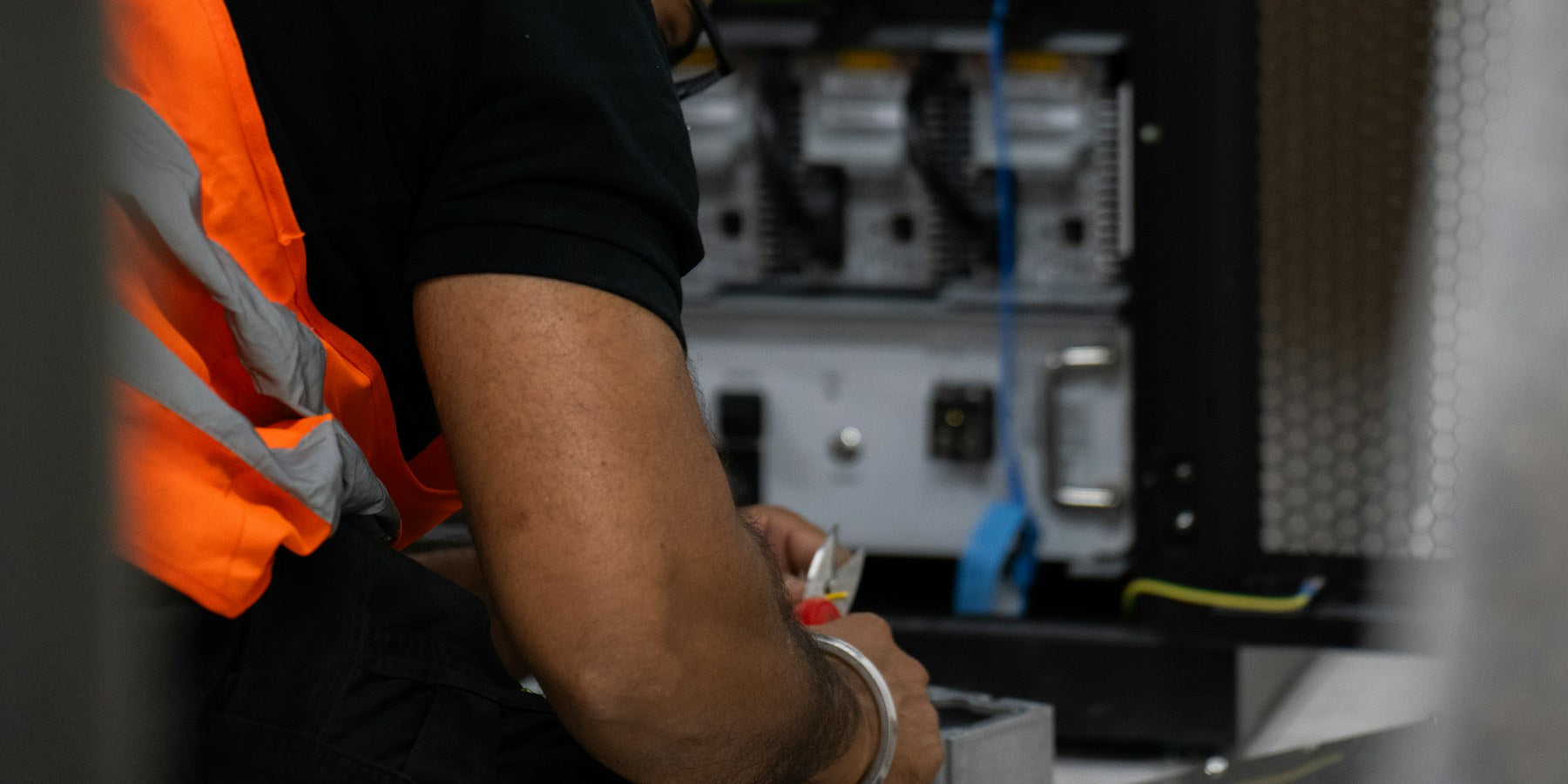 Técnico trabajando en equipo de un rack con herramientas (imagen ilustrativa)