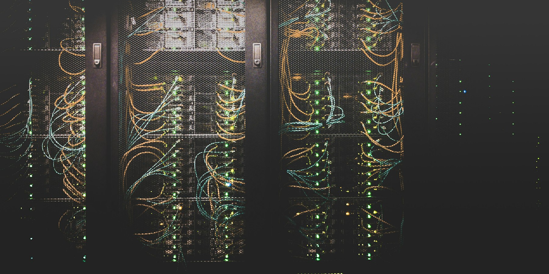 Cableado de red conectado a equipos en un rack (imagen ilustrativa)