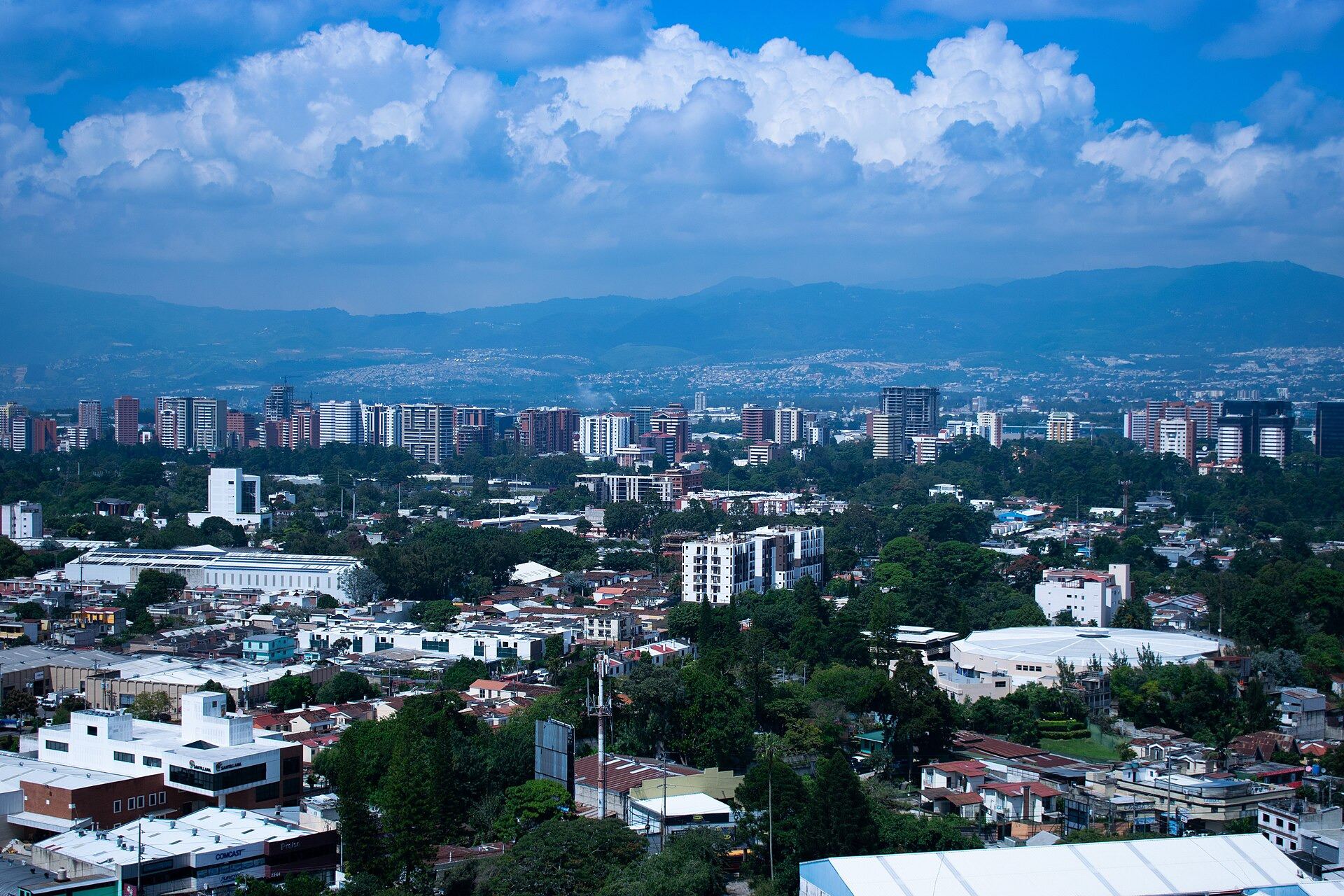 Vista panorámica de la Ciudad de Guatemala con volcanes al fondo