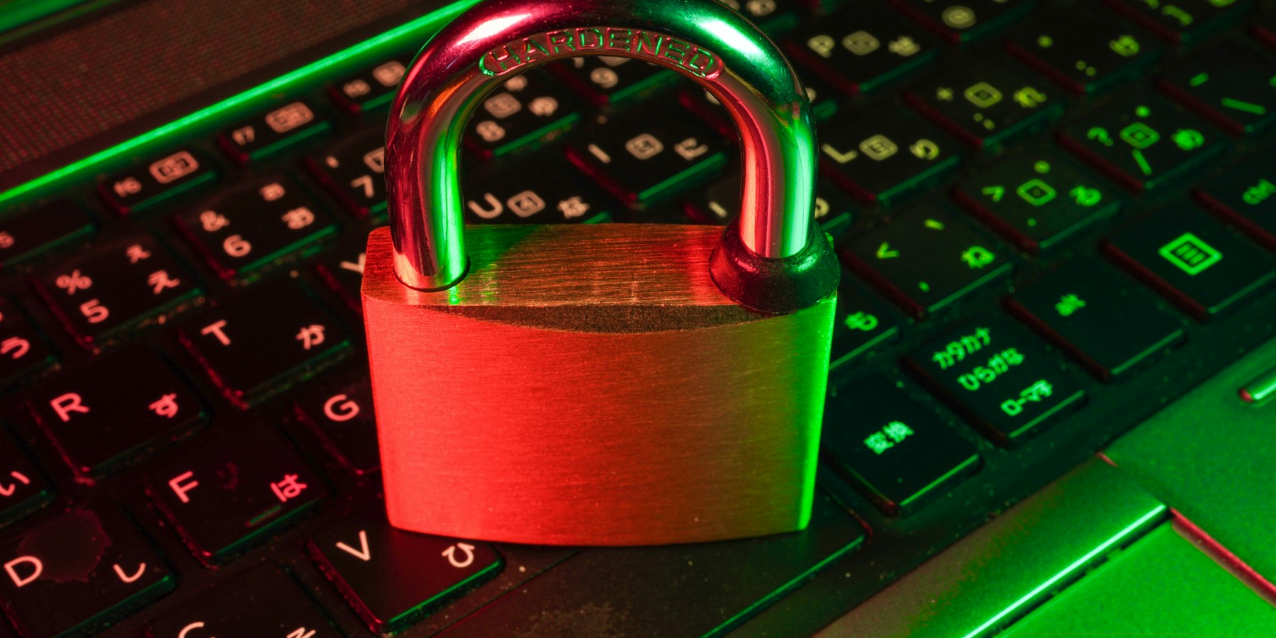 Candado sobre un teclado, seguridad de cuentas (imagen ilustrativa)