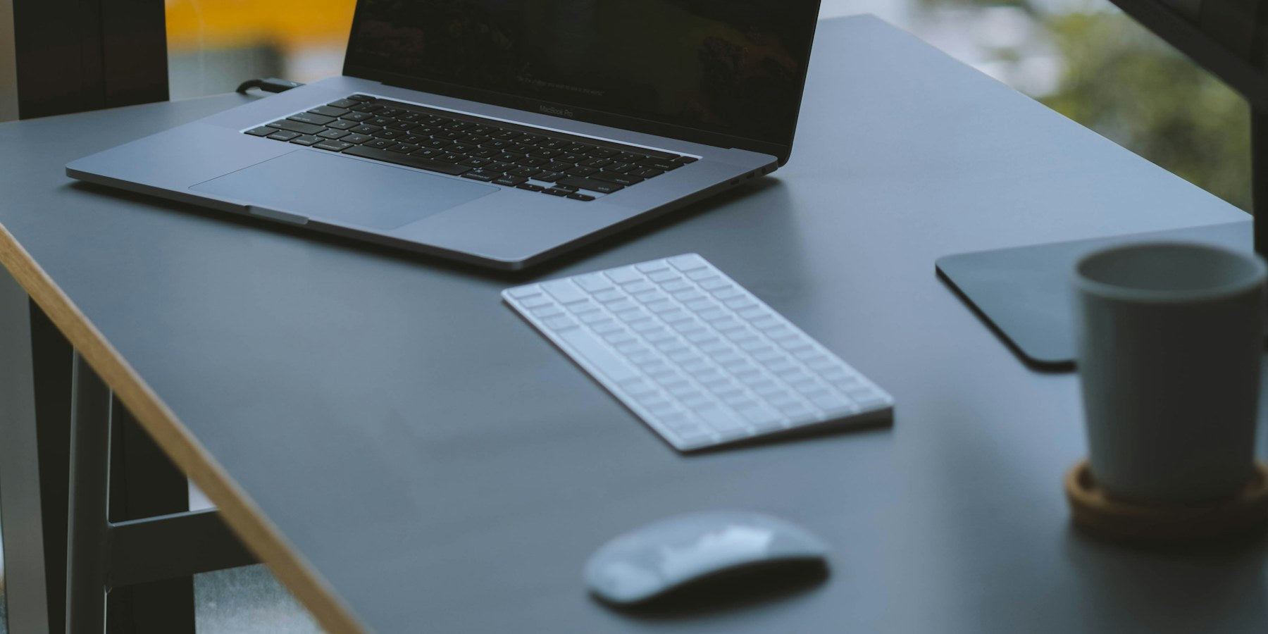 Laptop, teclado y mouse sobre un escritorio (imagen ilustrativa)