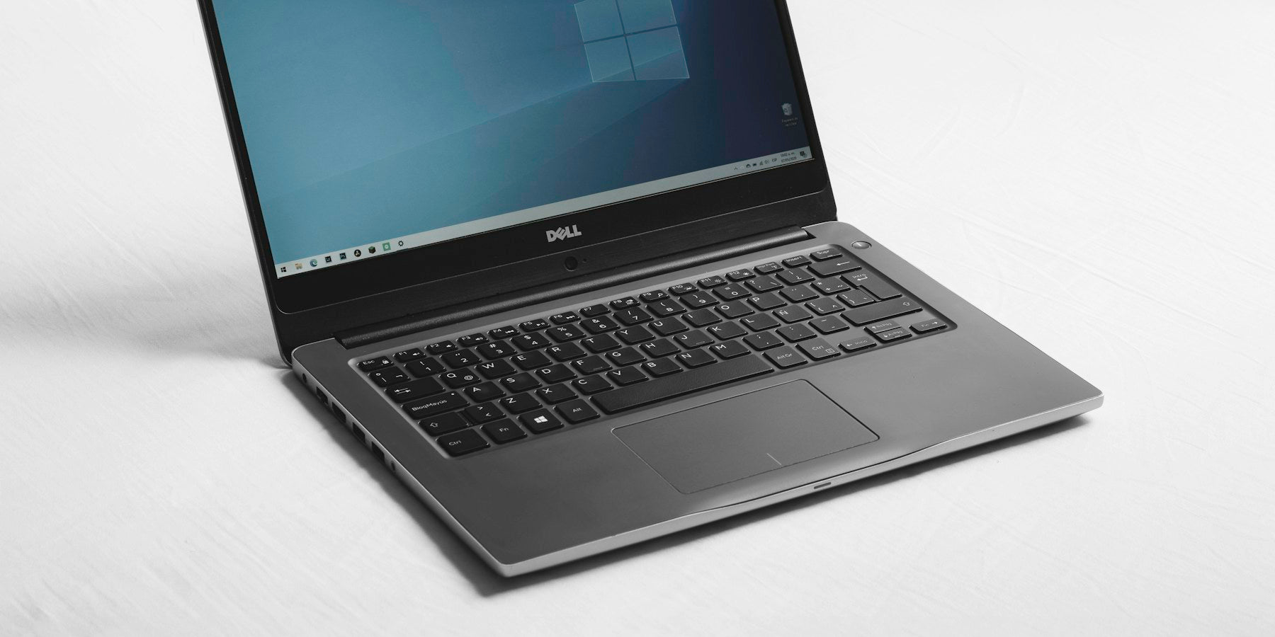 Laptop con Windows sobre una superficie blanca (imagen ilustrativa)