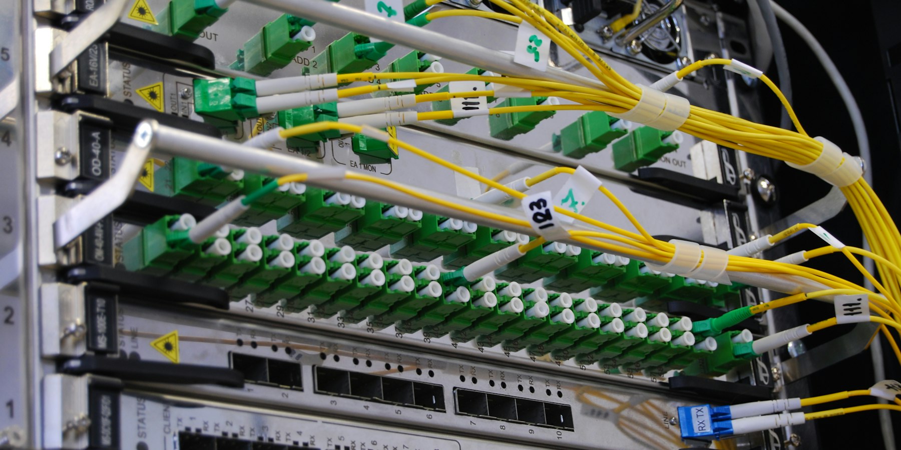 Fibra óptica conectada a un switch en un rack (imagen ilustrativa)