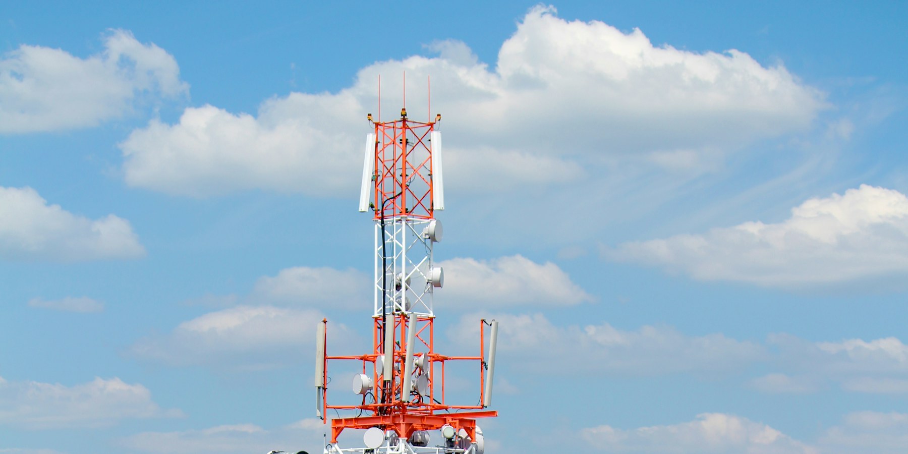 Torre con antenas de radio y enlaces (imagen ilustrativa)