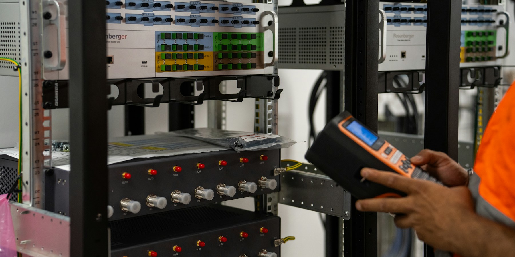 Técnico midiendo un rack de telecomunicaciones con un equipo portátil (imagen ilustrativa)