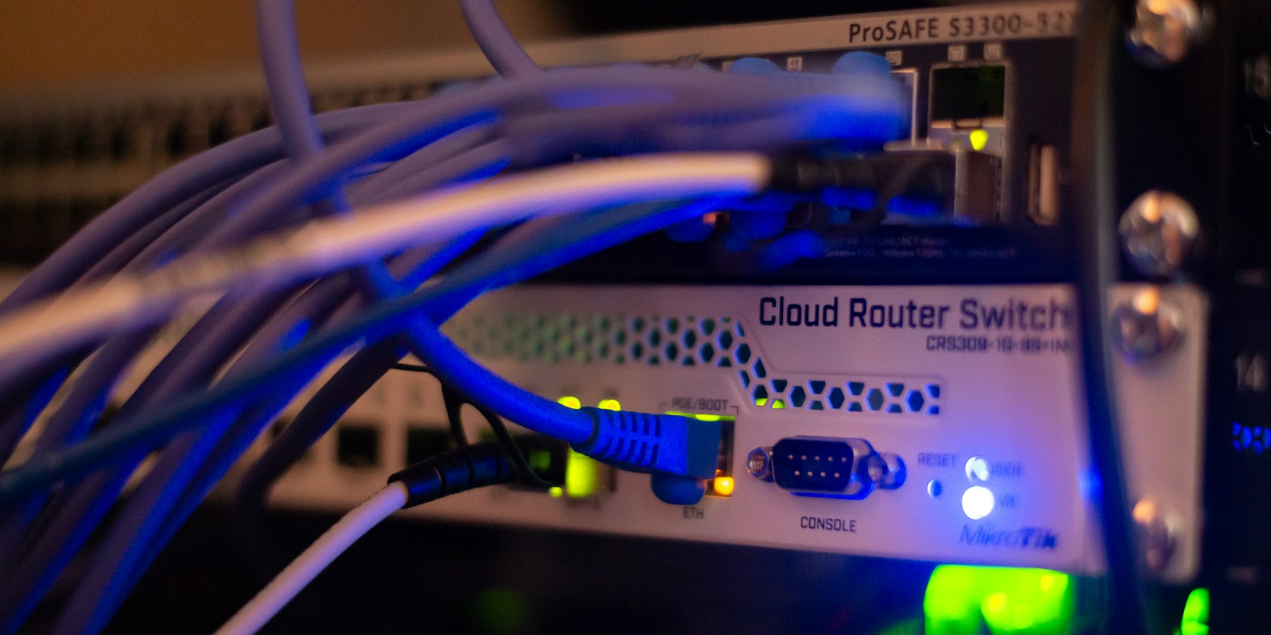 Router empresarial con cables de red conectados (imagen ilustrativa)