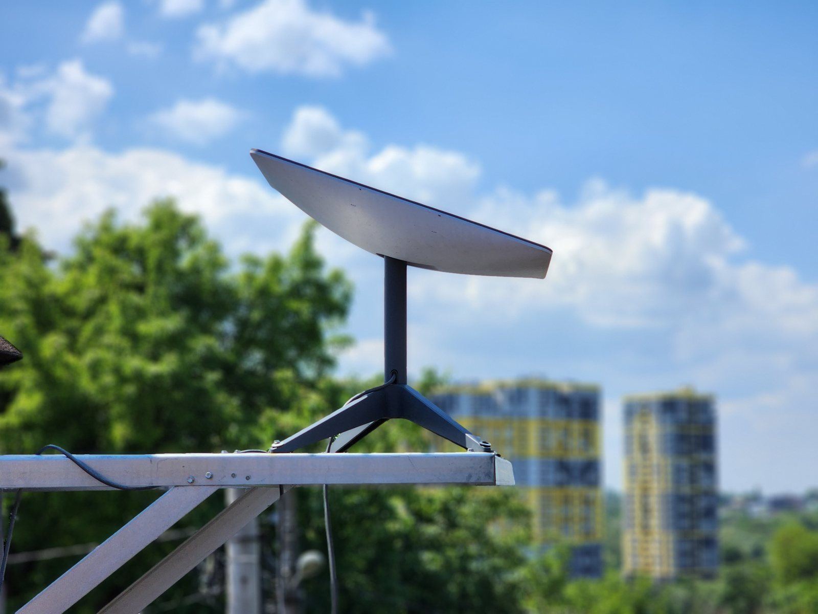 Antena de internet satelital Starlink instalada en una azotea (imagen ilustrativa)
